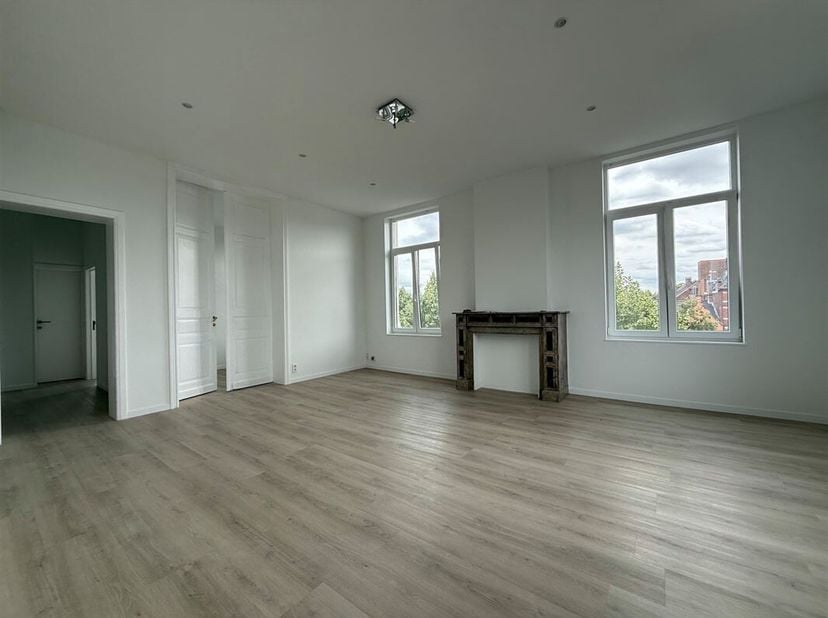 Zeer mooi, licht appartement van +/- 67 m², ideaal gelegen tegenover het station van Doornik.<br />
Deze woning bevindt zich op de tweede verdieping v