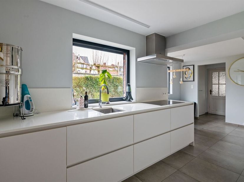 Gerenoveerde halfopen bebouwing centrum Geel.<br />
Deze gerenoveerde woning geniet van een moderne en volledig uitgeruste keuken (2017).  Deze is voo