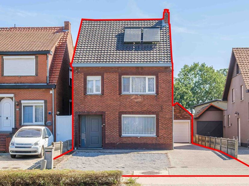 VRIJSTAANDE ÉÉNGEZINSWONING -<br />
<br />
Biedt veel ruimte en mogelijkheden en is gelegen op een perceel met een goed onderhouden tuin.<br />
Op het