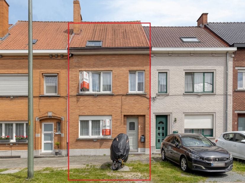 <br />
Op zoek naar een woning die u volledig naar eigen smaak kunt inrichten? Dan is deze solide rijwoning in de gegeerde wijk Bevegem zeker een bezo