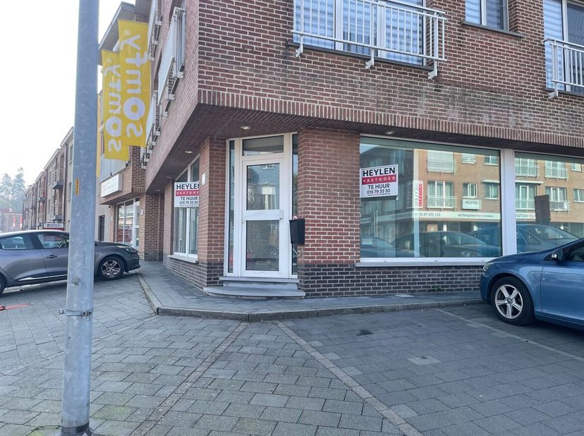 Propriété commerciale bien située à Heist-op-den-Berg<br />
Immeuble commercial d'angle avec bonne visibilité situé à Heist-op-den-Berg. D'une superfi