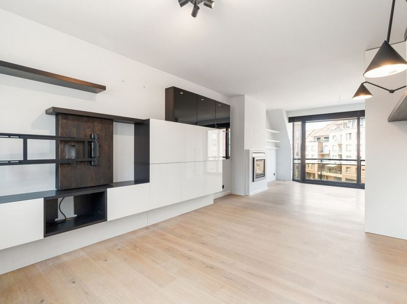 Stijlvol gerenoveerd appartement in Koksijde, centraal gelegen nabij het centrum en openbaar vervoer. Dit appartement combineert een rustige ligging m