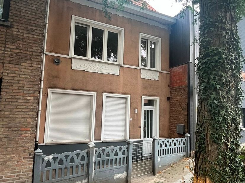 Deze knusse woning IS GESCHIKT VOOR 1 PERSOON, en omvat een inkom, living, keuken, één slaapkamer, badkamer met ligbad en toilet en een zolderverdiepi
