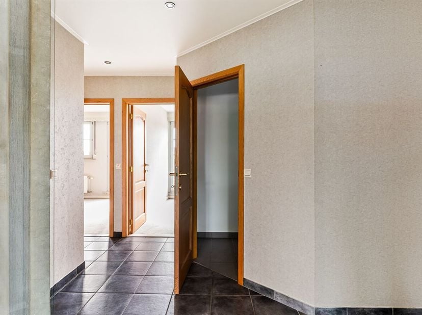 Op te frissen ruim appartement met 2 slaapkamers, terras, carport en kelderberging op centrale ligging te Brecht<br />
Bent u op zoek naar een apparte