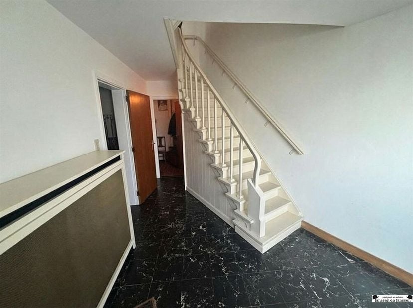 Propriété située au centre, près du centre de Brasschaat.<br />
Vous entrez dans la propriété par un hall d'entrée spacieux avec vestiaire séparé, un