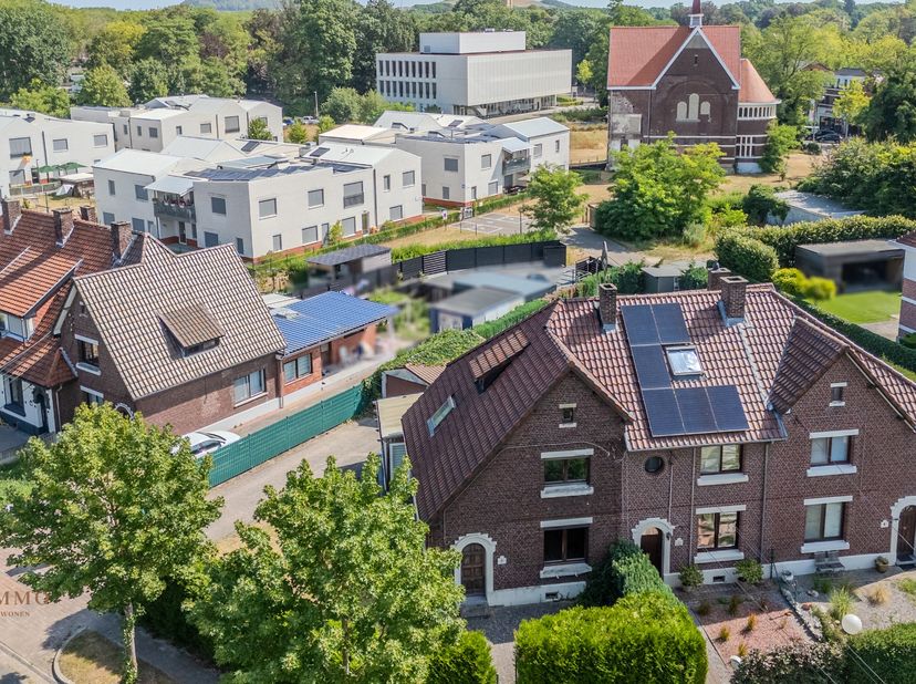 Op zoek naar een woning met karakter, potentieel en een uitstekende ligging? Maak kennis met deze charmante hoekwoning met 3 slaapkamers + onafgewerkt