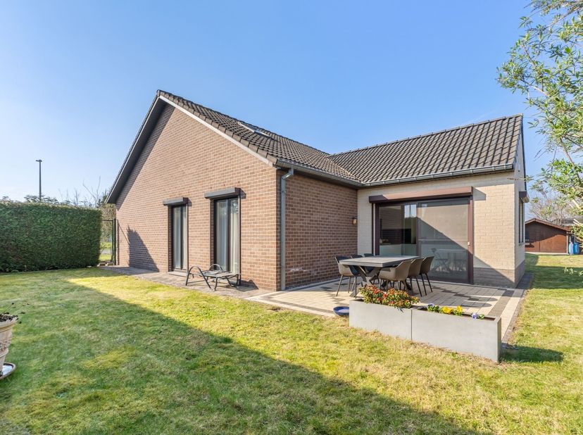 Deze ruime, instapklare gezinswoning is rustig gelegen in een groene, landelijke omgeving met een vlotte bereikbaarheid naar het centrum van Zonhoven
