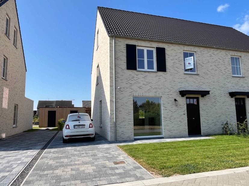 Nieuwbouwwoning (halfopen bebouwing)&amp;nbsp;omvat inkomhal met gastentoilet, woonkamer met open ingerichte keuken, berging/wasplaats, nachthal,&amp;nbsp;bad