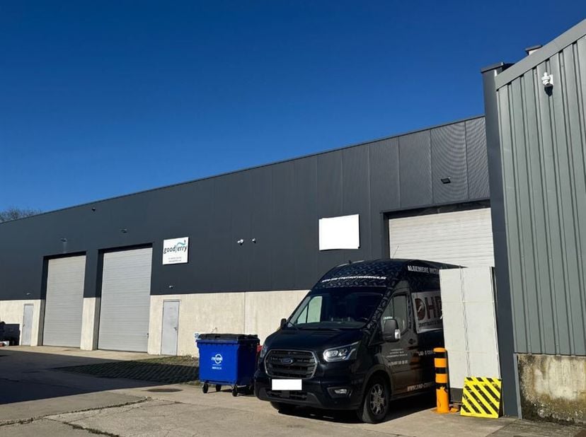 Unité PME de 255 m² à louer sur un emplacement de choix dans la zone industrielle !<br />
Cette unité PME spacieuse et polyvalente de 255 m² est situé
