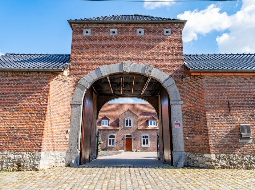 Vanaf de eerste momenten boeit deze uitzonderlijke residentie van 550 m2 met zijn elegantie en unieke sfeer. Genesteld in een rustige en groene omgevi