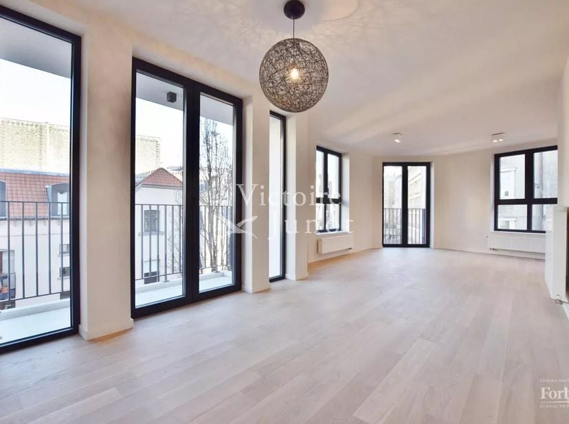 Bien présenté par Elisabeth du Chastel : 0495 79 78 58 / elisabeth.duchastel@victoire.be<br />
Quartier Châtelain, à proximité de nombreux transports