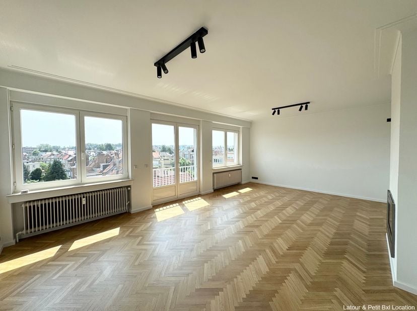 WOLUWE SAINT LAMBERT – in de nabijheid van metrostation Tomberg, Carrefour Market en winkels – Prachtig VOLLEDIG GERENOVEERD APPARTEMENT (2SLK/1D) van