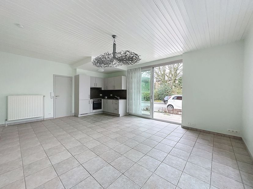 Appartement lumineux de 53 m² situé au rez-de-chaussée, Libre de suite !<br />
Beau séjour avec cuisine ouverte et équipée comprenant taque vitrocéram