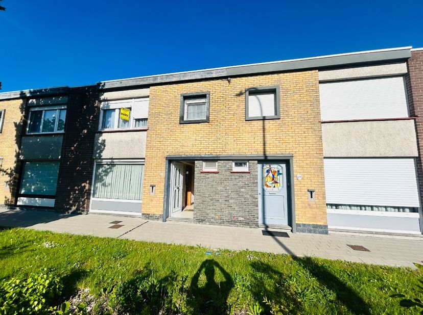 ous êtes à la recherche dune maison avec un potentiel de rénovation ? Cette maison de rangée, située dans un quartier calme, offre de nombreuses possi