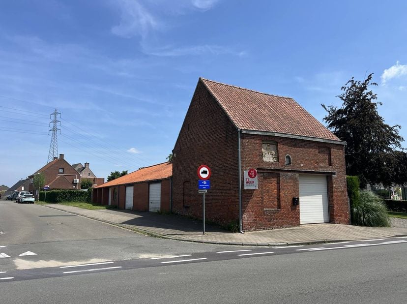 Situé dans l'Oekensestraat, près du Rijksweg à Roulers, cet entrepôt d'environ 180 m² est disponible à la location. <br />
<br />
Quelques spécificati