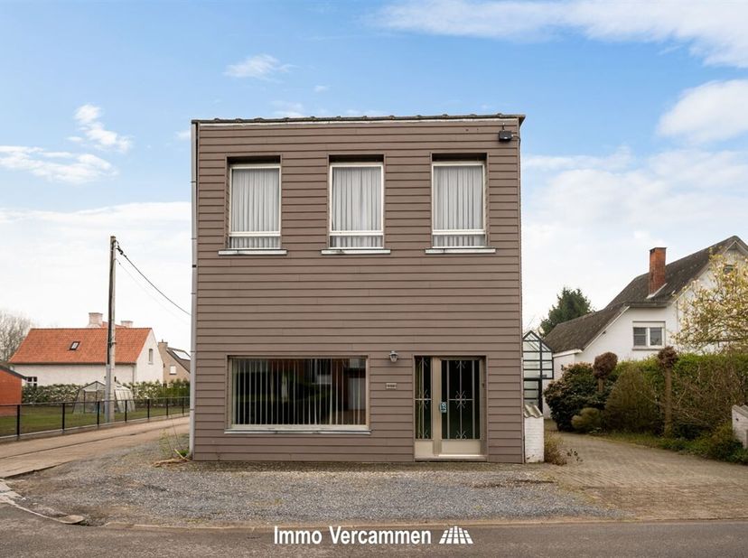 Te renoveren woning met tal van mogelijkheden, gelegen op een uitstekende locatie op de grens Putte - Bonheiden. Deze eigendom biedt een mooie basis v