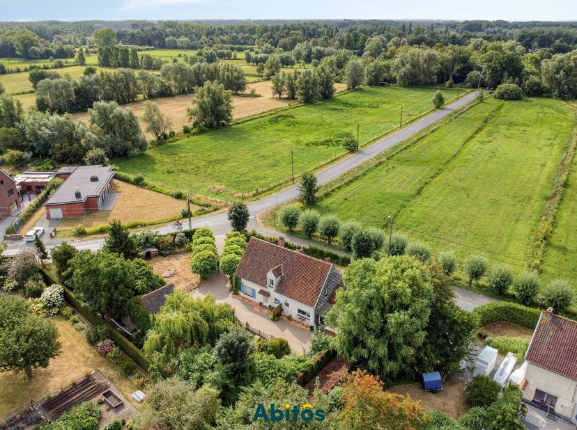 Bent u op zoek naar een karaktervolle woning die u volledig naar uw eigen smaak kunt renoveren? Dan biedt deze charmante villa, oorspronkelijk gebouwd