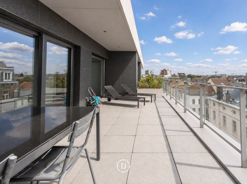 Ce penthouse meublé de 121 m² est situé dans un quartier calme et agréable et bénéficie dune belle luminosité naturelle.<br />
Il se compose dun hall