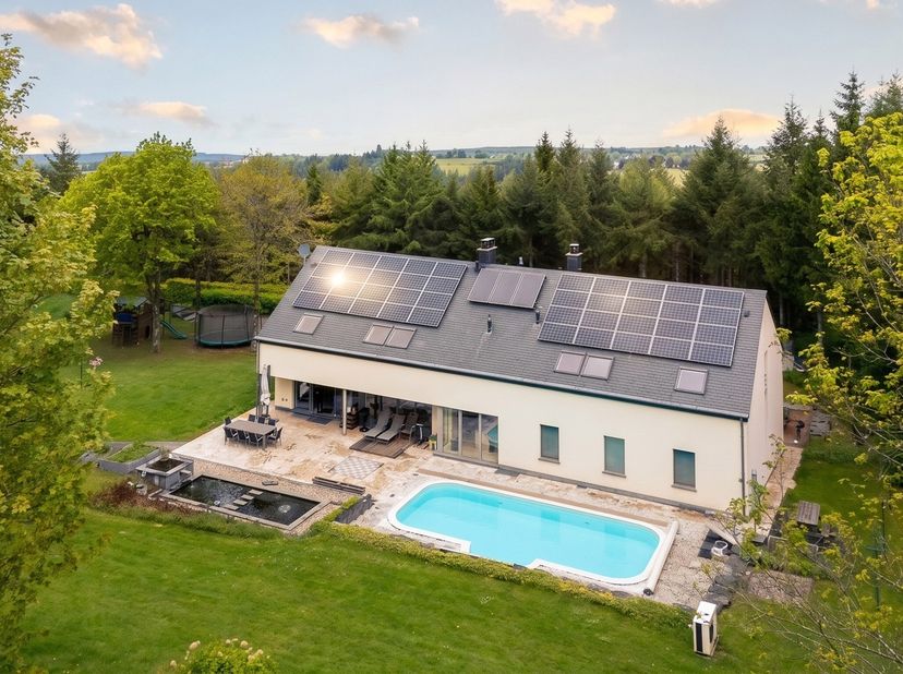 Gelegen nabij Houffalize, op een perceel van ongeveer 1,47 hectare met aangelegde tuin en privébos, biedt dit hedendaagse landgoed circa 700 m² bewoon