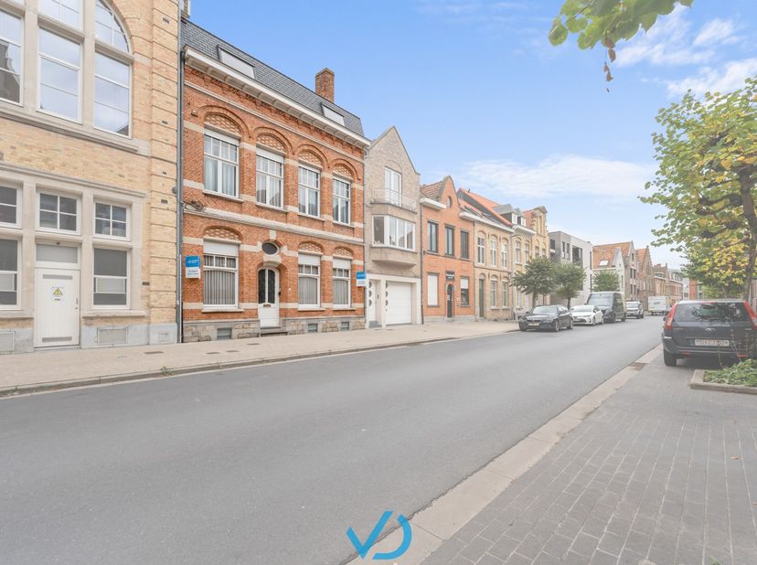 In de De Montstraat, in het centrum van&amp;nbsp;Ieper&amp;nbsp;bevindt zich deze charmante en uitzonderlijk ruime herenwoning. De locatie is een grote troef: