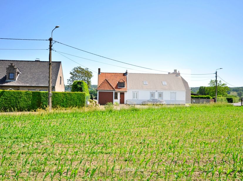In het aangename Kluisbergen kan u deze charmante woning terugvinden! Deze woning geniet van een uitstekende ligging met verschillende lokale handelsz
