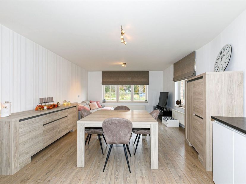 Ruim duplexappartement met 3 slaapkamers, privétuin en garage<br />
Ligging: Het appartement is gelegen op de Brechtsesteenweg in Westmalle.<br />
Ind
