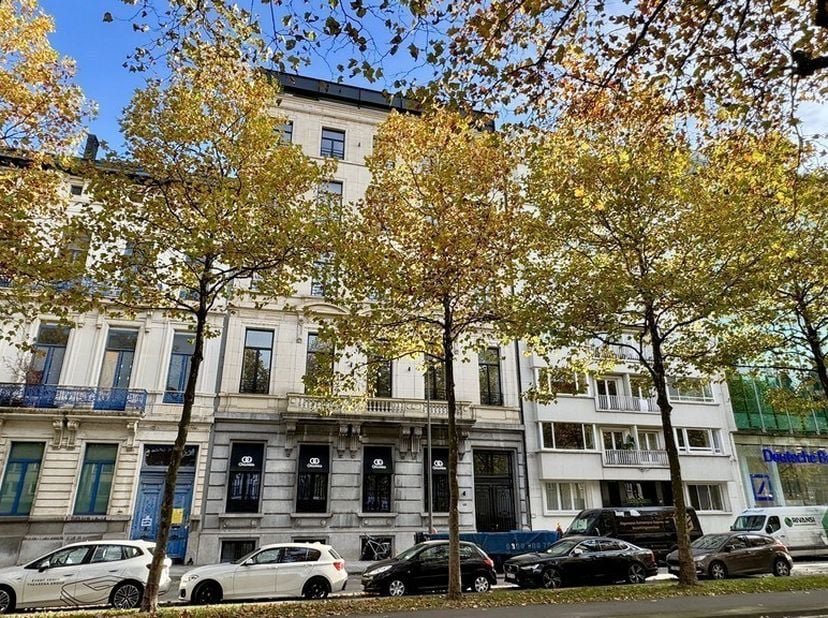 579m² bureau entièrement meublé au 2ème étage dans un imposant hôtel particulier néoclassique<br />
Emplacement : sur la Frankrijklei (N1) à proximité