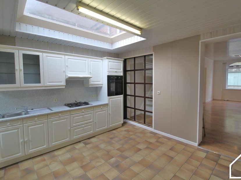 Deze charmante woning verwelkomt je via een aangename inkomhal die uitkomt op een lichtrijke leefruimte, ideaal om te ontspannen of gezellig samen te