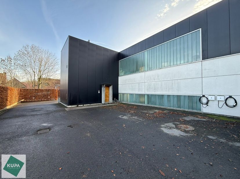 Hoogwaardige kantoor- of praktijkruimte te huur op het gelijkvloers van een modern, lichtrijk en<br />
stijlvol gebouw in Merelbeke. De locatie biedt