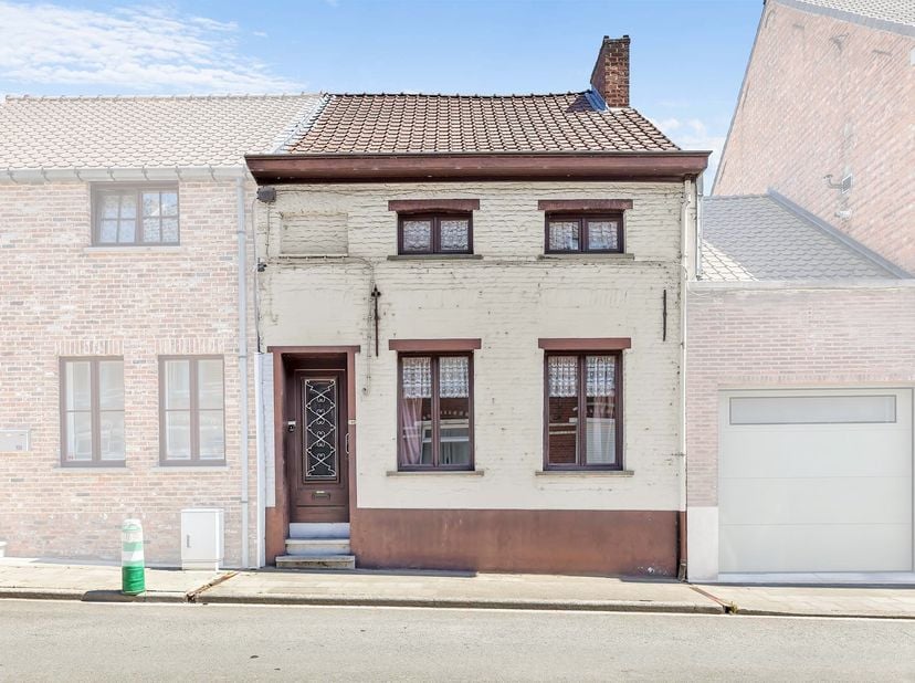 Op een goede ligging in Geraardsbergen bevindt zich deze te renoveren woning met tal van mogelijkheden. Winkels, scholen en openbaar vervoer bevinden