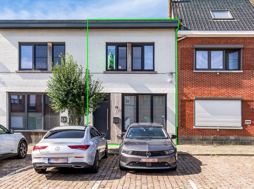 Met haar stijlvolle renovatie, ruime en praktische indeling, drie slaapkamers, gunstige EPC-score en vooral haar TOPligging aan de Guldensporenlaan, n