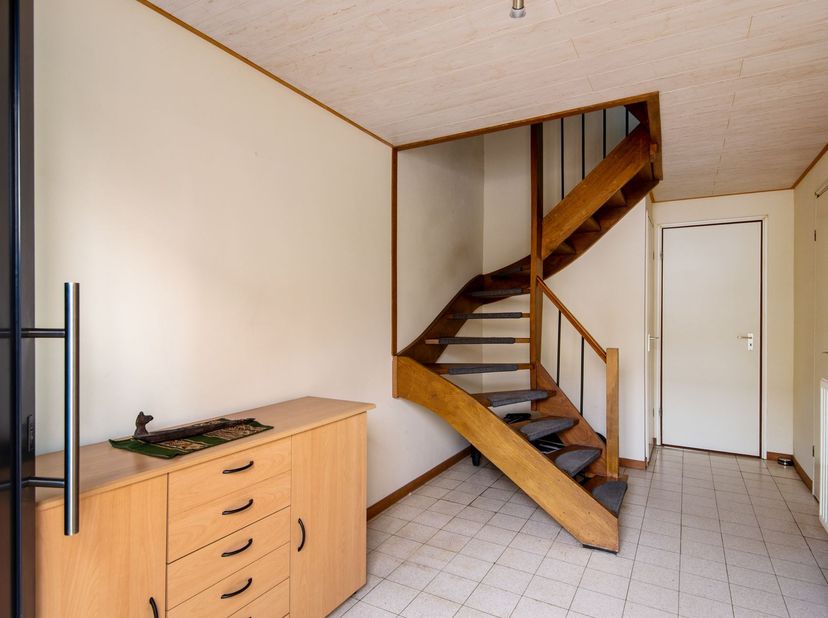 Ben je op zoek naar een instapklare gezinswoning met een perfecte balans tussen stadscomfort en rust? <br />
Deze bel-étage woning, gelegen in de pop