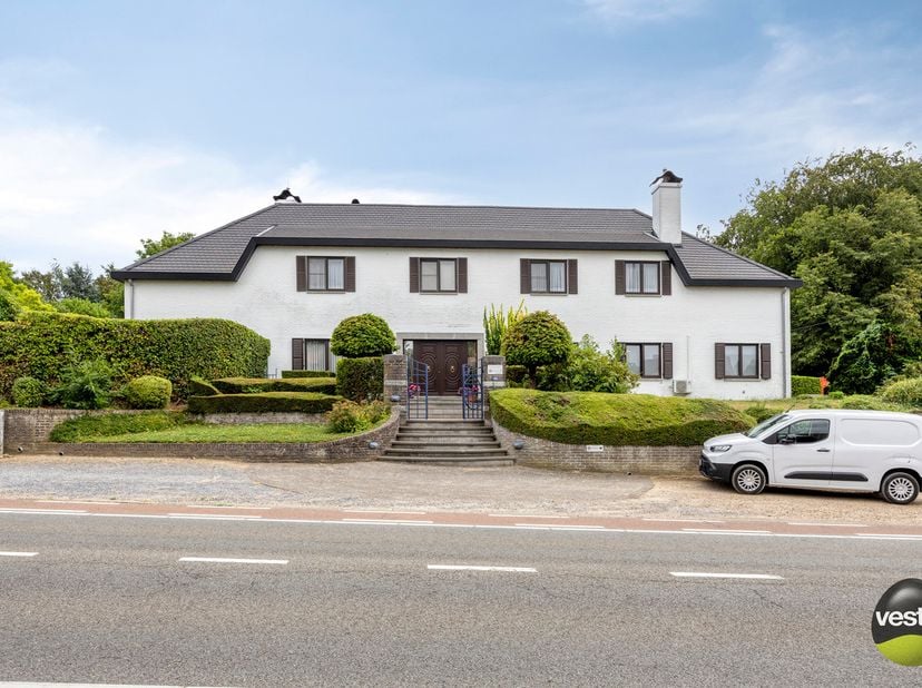Royale villa met ruime praktijk- of kantoorruimte op toplocatie in Bilzen-Hoeselt.<br />
<br />
Deze statige en tijdloze villa met een royale praktijk