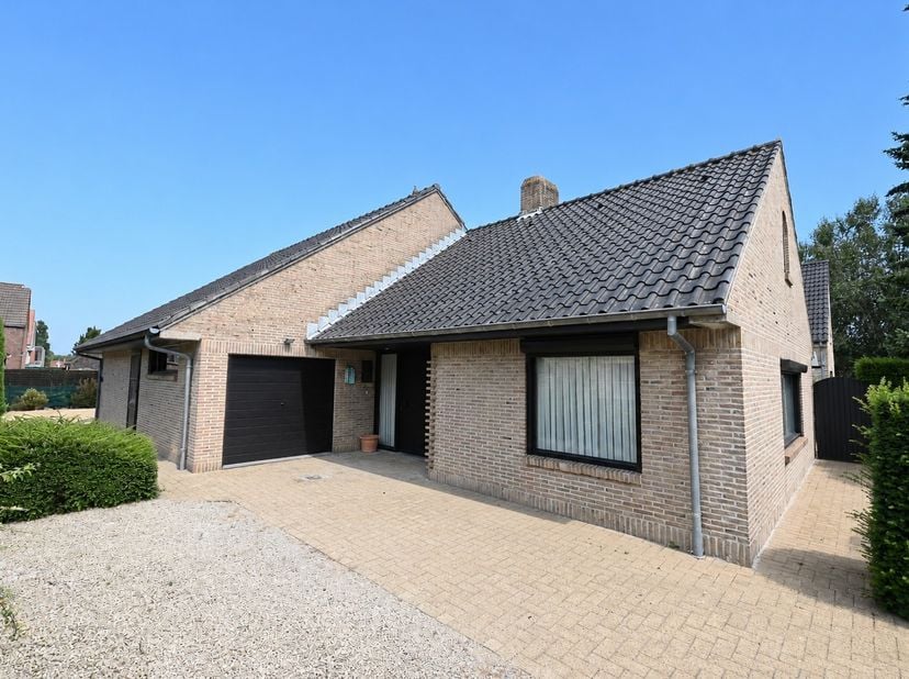Deze TIJDLOZE&amp;nbsp;villa is&amp;nbsp;gelegen op een MOOI PERCEEL&amp;nbsp;van 589m², dit nabij het CENTRUM van Sijsele, in een DOODLOPENDE STRAAT! Deze woning