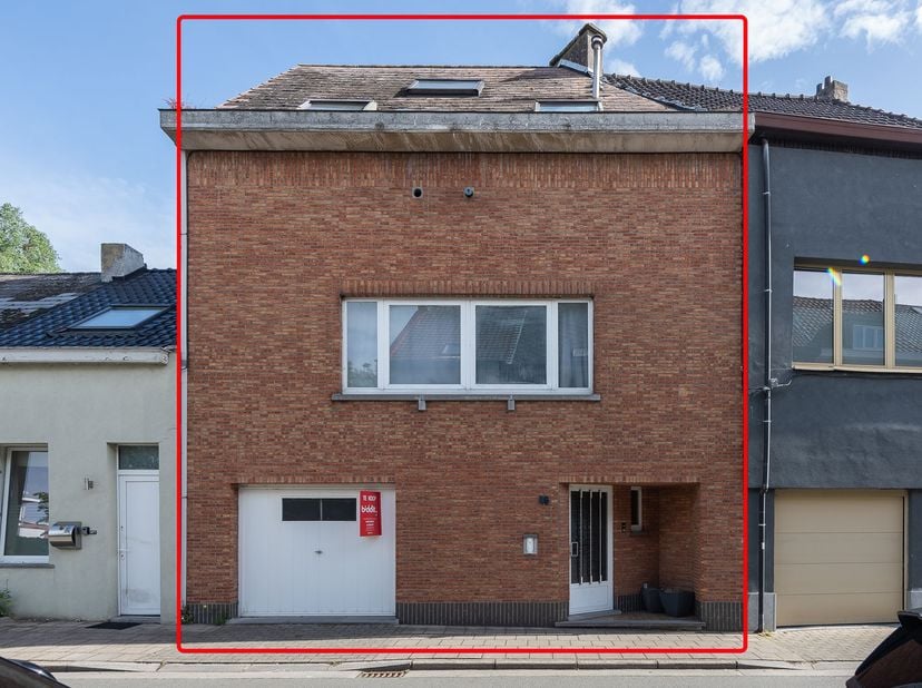 GUNSTIG GELEGEN HUIS -<br />
Gunstig gelegen huis met grond, gekadastreerd sectie C, nr 843R P0000, groot 2a 03ca.