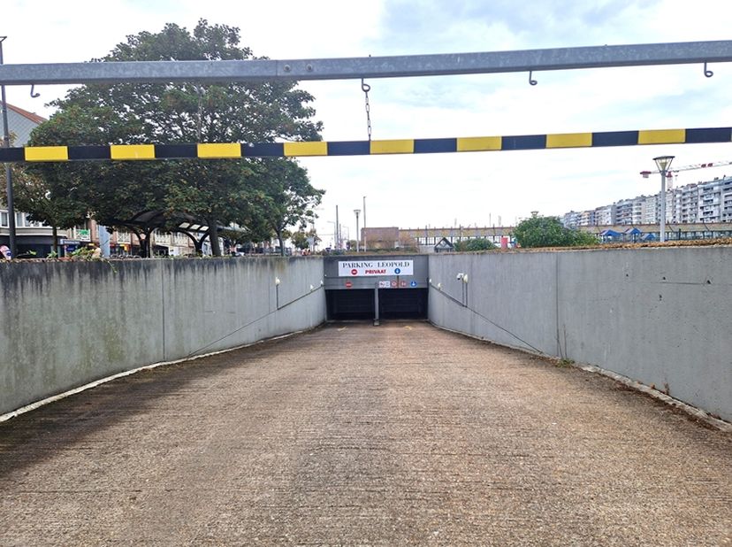 Garagebox gelegen aan de haven onder het Leopoldpark in Blankenberge. Ondergronds garagecomplex met afgesloten garagebox met kantelpoort. Box voorzien