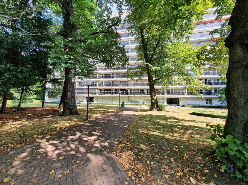 Ruim 2 slaapkamerappartement met terras te Berchem <br />
Het appartement is gelegen in een rustige, residentiële buurt in Berchem met een uitstekende