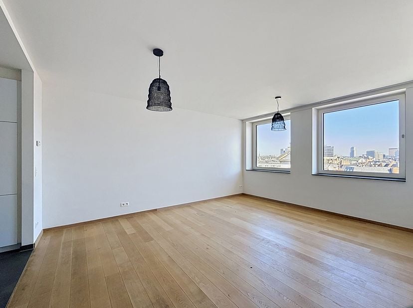 À proximité immédiate du Mont des Arts et de la Gare Centrale, cet appartement entièrement rénové en 2018 bénéficie d’un emplacement particulièrement