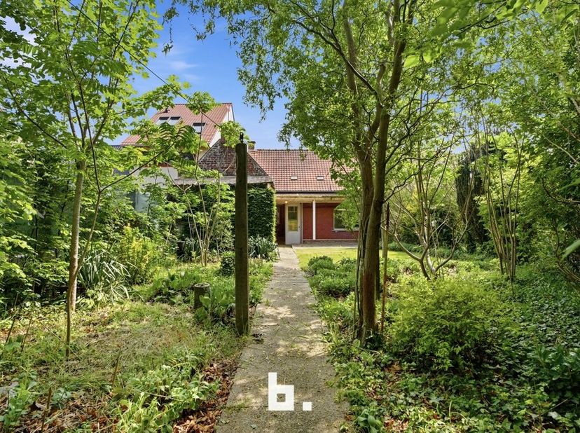 Op een rustige locatie nabij het centrum van Hooglede bevindt zich deze bijzonder ruime gezinswoning op een perceel van 456 m². Dankzij de combinatie