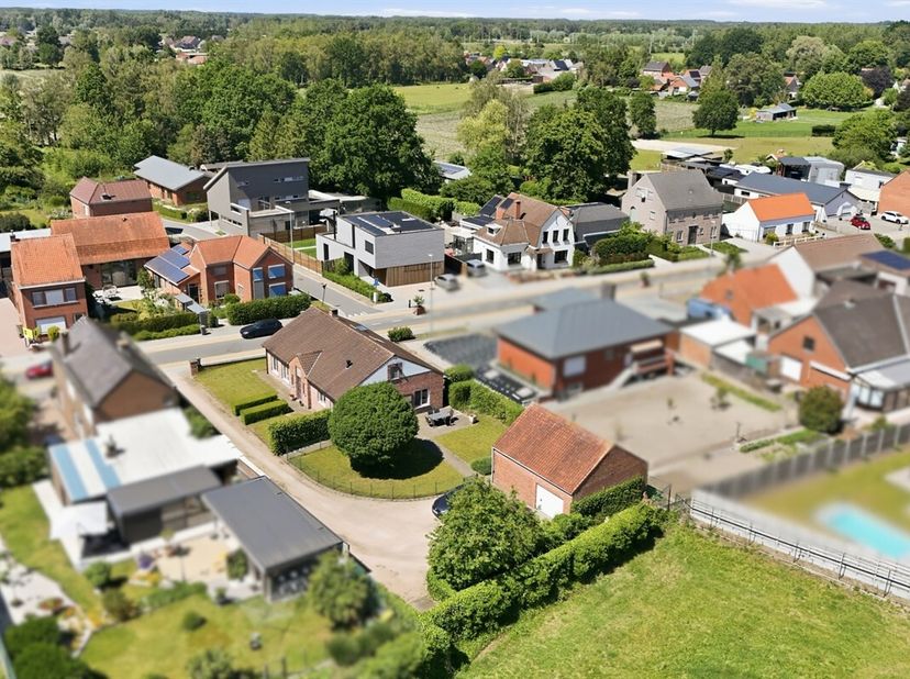 STEKENE - Hamerstraat 63 ; Verzorgde woning met 4 slaapkamers en bureel op grond van 870 m²<br />
Deze rustig gelegen woning bevindt zich op korte afs