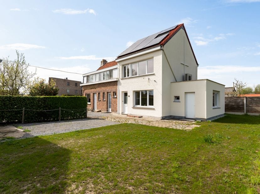 IN OPTIE - Benieuwd naar de waarde van uw eigen woning? Vraag een gratis vrijblijvende schatting aan: 03 600 17 80<br />
Deze instapklare woning te Li