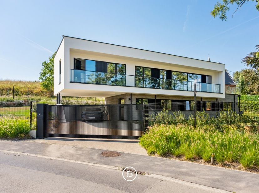 Op een uitzonderlijke locatie aan de voet van de Kanarieberg, met het Muziekbos als indrukwekkend decor, bevindt zich deze recente designvilla uit 202