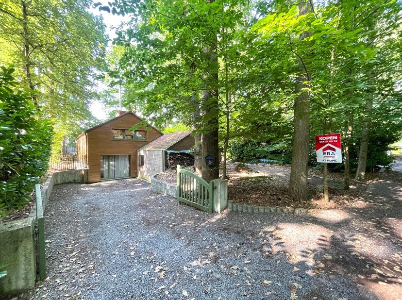 Instapklare woning met 4 slaapkamers te Beselare.Op een uitzonderlijke locatie aan de rand van het Vijverbos in het landelijke Beselare bevindt zich d