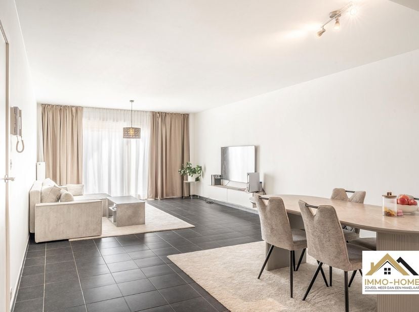 Dit mooie instapklare appartement is terug te vinden op het gelijkvloers van het moderne complex. Je wordt er ontvangen in een ruime inkomhal die de c