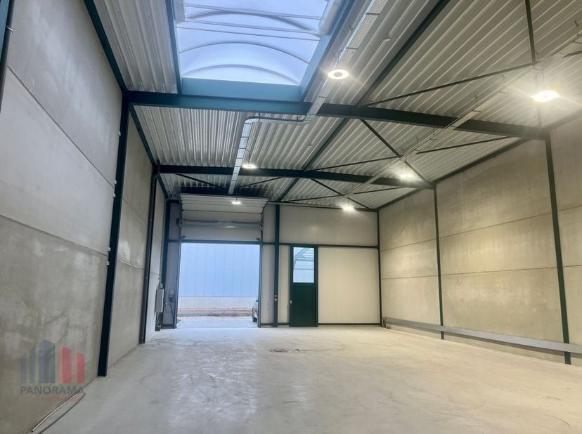 870 m² Unité PME neuve à louer<br />
Excellente localisation avec un accès facile aux principales voies de circulation, notamment l'E313 (Hasselt-Est)