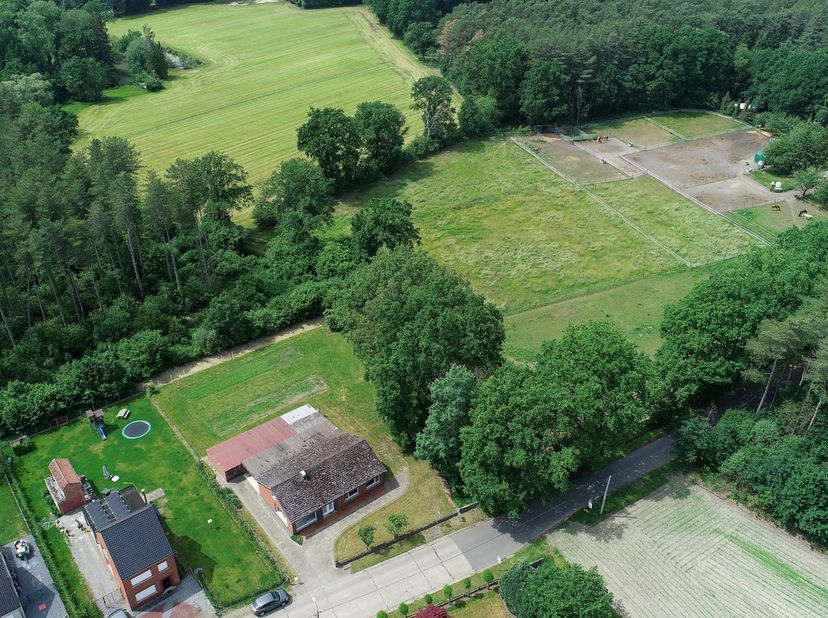 Algemeen<br />
<br />
Deze te renoveren alleenstaande woning is rustig gelegen te Wolfsdonk (Langdorp), een geliefde deelgemeente van Aarschot. De won