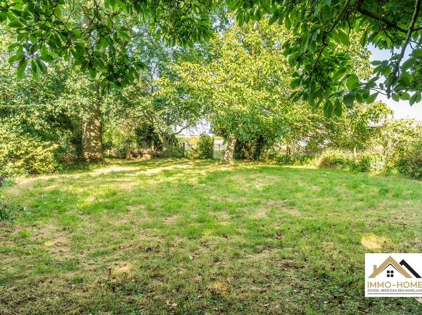 Deze te renoveren woning is gelegen op een perceel van maar liefst 1500 m² in een prachtige landelijke omgeving. Het huis bestaat op het gelijkvloers