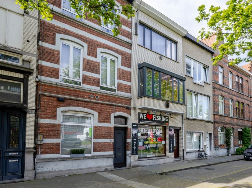 LIGGING<br />
Deze veelzijdige woning is uitstekend gelegen aan de Einde Were, op slechts enkele minuten van het historische centrum van Gent. In de d