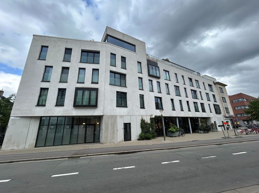 Modern 1-slaapkamerappartement met terras en autostaanplaats in Antwerpen<br />
In de Paleisstraat bevindt zich dit verzorgd en modern appartement in