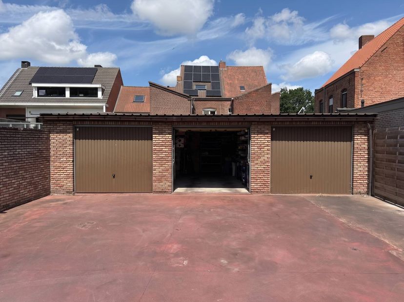 Complexe de garages avec 5 garages à vendre à Elverdinge. Ce complexe de garages est idéalement situé dans le centre d'Elverdinge, place D'Ennetières